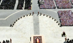 Vue aérienne du parvis de la basilique Saint-Pierre et du cercueil du pape François lors de ses funérailles au Vatican, le 26 avril 2025