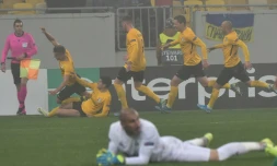 Le gardien de Saint-Etienne Stéphane Ruffier au sol alors que Olexandriya vient d'égaliser dans le temps additionnel en Ligue Europa, le 7 novembre 2019 à Lviv (Ukraine)