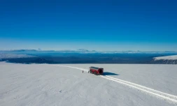 Un bus géant parcourt le glacier de Langjökull, le 1er octobre 2020 en Islande