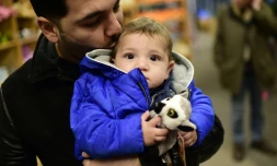 Ahmad, réfugié irakien tient son fils Adam à Leeuwarden aux Pays-Bas, le 8 décembre 2015