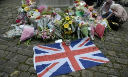Un drapeau britannique déposé en hommage à la députée Jo Cox le 17 juin 2016 à Birstall