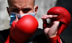 Le Français Steven Da Costa, champion du monde de karaté, lors d'une séance d'entraßnement sur sa terrasse, le 5 mai 2020 au Mont Saint-Martin