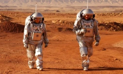 Deux astronautes d'une équipe d'Europe et d'Israël lors d'une mission d'entraînement pour la planète Mars sur un site qui simule une station hors site au cratère Ramon à Mitzpe Ramon dans le désert du sud du Néguev, en Israël, le 10 octobre 2021