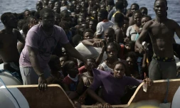 Des migrants dans une embarcation de fortune au large de la Libye, le 4 octobre 2016