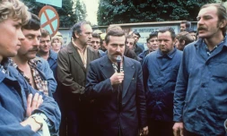 Lech Walesa au milieu de grÚvistes le 30 août 1980 à Gdansk