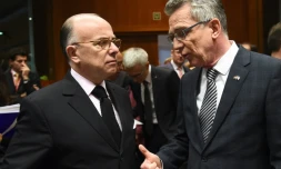 Les ministres de l'Intérieur français Bernard Cazeneuve (g) et allemand Thomas de Maizière  au Conseil européen à Bruxelles, le 20 novembre 2015
