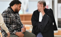 Le joueur du XV de France, Mohamed Haouas, avec son avocat Marc Gallix, avant une audience devant le tribunal de Montpellier (sud), le 12 mai 2023
