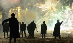 Des manifestants tirent des feux d'artifices sur la police, le 3 décembre 2024 à Tbilissi, en Géorgie