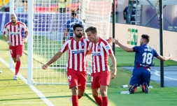 Le contrÎle orienté du milieu de terrain de l'Atlético de Madrid, Marcos Llorente (c), à l'entrée de la surface a mené au but contre son camp du défenseur de Levante, Bruno (d), à La Nucia, le 23 juin 2020