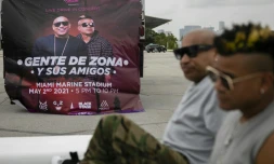 Une affiche du concert de Gente de Zona, derriĂšre les membres du groupe Alexander Delgado et Randy Malcom Ă Key Biscayne, en Floride, le 20 avril 2021