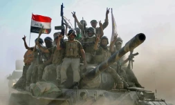 Des combattants irakiens du Hachd al-Chaabi, unités paramilitaires avancent dans Tal Afar, l'un des derniers bastions de l'Etat islamique en Irak, le 22 août 2017