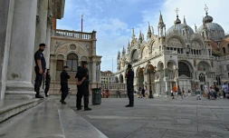 Des carabiniers mobilisés le 8 juillet 2021 sur la place San Marco à Venise, à la veille de l'ouverture de la réunion du G20 Finances