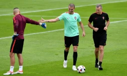 Pepe, au centre, en footing avec un kiné de l'équipe portugaise à Marcoussis, le 5 juillet 2016