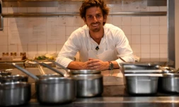 Le chef français Hugo Roellinger dans la cuisine de son restaurant "Le Coquillage" à Saint-Méloir-des-Ondes, en Ille-et-Vilaine, le 5 mars 2019