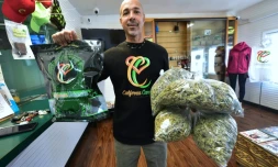 Virgil Grant dans sa boutique de vente de cannabis et de produits dérivés à Los Angeles, le 8 février 2018