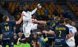 L'arriĂšre français Dika Mem s'apprĂȘte Ă tirer lors de la demi-finale du Mondial contre la SuĂšde, le 29 janvier 2021