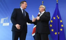 Le Premier ministre britannique David Cameron (G) et le président de la Commission européenne Jean-Claude Junker, à Bruxelles le 16 février 2016