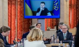 Le Premier ministre britannique Keir Starmer (d) et le président ukrainien Volodymyr Zelensky (à l'écran par liaison vidéo) participent à une réunion du sommet annuel des dirigeants de la Force expéditionnaire conjointe (JEF) à Oslo, le 9 mai 2025 en Norvège