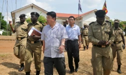 Le Nord-Coréen Ri Song Chol, alors vice-ministre de la Sécurité, visite un centre d'entraînement de la police, le 13 juin 2013 à Kampala, en ouganda
