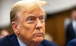 L'ancien président des Etats-Unis, Donald Trump, dans la salle d'audience de son procÚs à New York le 26 avril 2024