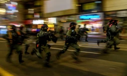 Charge de policiers lors de la manifestation d'opposants à la loi sur la sécurité nationale à Hong Kong, le 1er juillet 2020