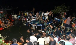 Des personnes effectuent des opérations de sauvetage sur le site d'un accident de bateau à Tanur, dans l'Etat méridional du Kerala, le 7 mai 2023