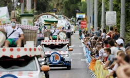 Des véhicules de la caravane du Tour de France avant la 1re étape autour de Nice le 29 août 2020