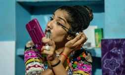 La danseuse Aasha Sapera se prépare avant de donner un cours en ligne, le 13 août 2020à Jodhpur, en Inde