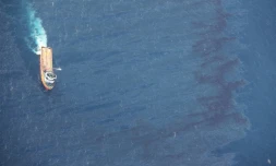 Une photographie, fournie par le ministÚre des Transports chinois, montre un navire opérant prÚs d'une marée noire, à l'est des cÎtes chinoises, le 15 janvier 2018