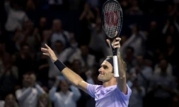 Le Suisse Roger Federer bras levés après sa victoire face à l'Argentin Juan Martin Del Potro en finale du tournoi de Bâle, le 29 octobre 2017