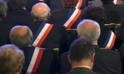 Des maires ayant revêtu leur écharpe tricolore écoutent Nicolas Sarkozy (hors champ), alors président de la République, le 20 novembre 2009 u palais de l'Elysée à Paris