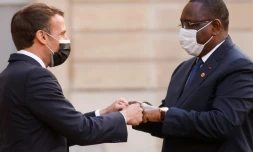 Le président français Emmanuel Macron accueille son homologue sénégalais Macky Sall au palais de l'Elysée à Paris, le 17 mai 2021