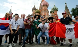 Des supporters sud-coréens, allemands, mexicains et péruviens posent devant le Kremlin, le 17 juin 2018 à Moscou