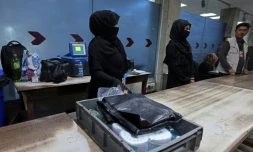 Des Afghanes, employées de l'aéroport de Kaboul, au contrôle de sécurité, le 12 septembre 2021