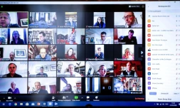 Le gouvernement britannique s'est réuni via Zoom le 31 mars 2020, avec le Premier ministre, Boris Johnson (en haut à gauche), qui est en quarantaine à cause du Covid-19