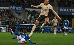 La superstar du Paris SG Kylian Mbappe (D) lors d'un match de Ligue 1 à Strasbourg, le 2 février 2024