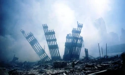 Des ruines du World Trade Center le 11 septembre 2001 à New York.