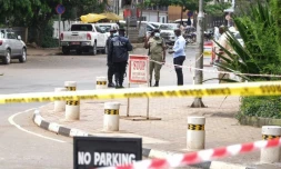 Des policiers sur le site d'une des deux explosions à Kampala, le 16 novembre 2021
