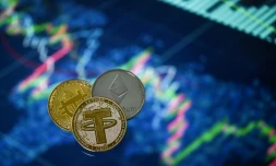 Des pièces souvenir reproduisant les logos du Tether, du bitcoin et de l'Ethereum photographiées à Londres, le 8 mai 2022