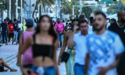 Des promeneurs sur Ocean Drive, le 26 juin 2020 Ă Miami Beach, en Floride