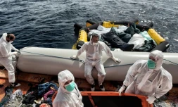 Des membres de l'ONG Proactiva Open Arms viennent en aide à des migrants, parfois retrouvés morts, en perdition à bord d'embarquations de fortune au large de la Lybie, le 6 octobre 2016