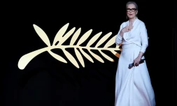 L'actrice américaine Meryl Streep arrive sur scÚne pour recevoir une Palme d'or d'honneur pendant la cérémonie d'ouverture du Festival de Cannes, le 14 mai 2024