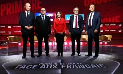 Les candidats de la primaire sociale-démocrate posent à l'occasion d'un débat télévisé, le 23 septembre 2026 à Boulogne-Billancourt (Hauts-de-Seine)