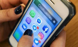 Des applications de réseaux sociaux les plus courantes sur ce smartphone, le 23 mars 2018 à Moscou, sont susceptibles d'être la cible de la cyberciminalité