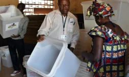 Préparatifs dans les bureaux de vote le 29 décembre 2015 à Bangui