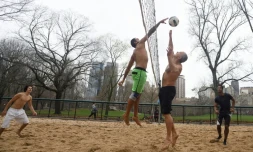 Des gens jouent au volleyball à Central Park, à New York le 24 décembre 2015