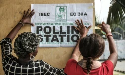 Les employés chargés du  bon déroulement du scrutin présidentiel nigérian préparent un bureau de vote à Port Harcourt, le 23 février 2019