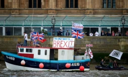 Un bateau fait campagne pour le "Brexit" sur la Tamise, à Londres, le 15 juin 2016