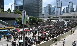 Des centaines de manifestants rassemblés devant le siège du pouvoir local, le 21 juin 2019 à Hong Kong