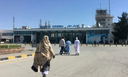 Des passagers afghans arrivant à l'aéroport international Hamid Karzai de Kaboul le 8 mai 2018